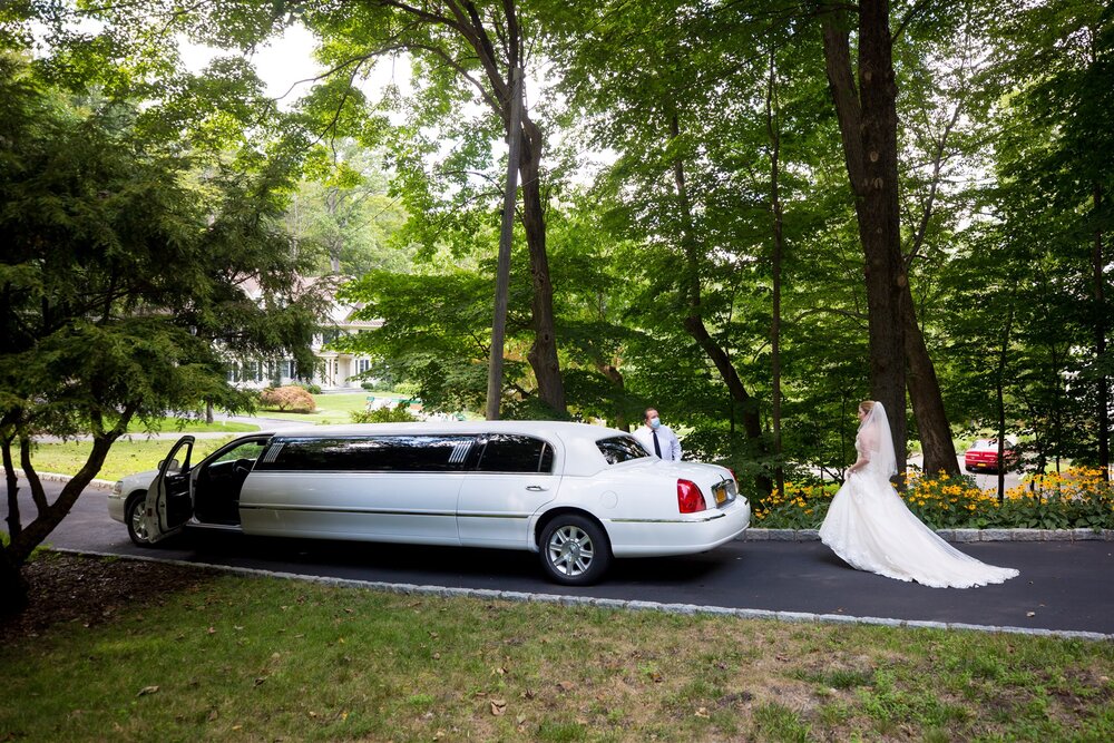6 Reasons Why You Should Hire a Limo for Your Wedding